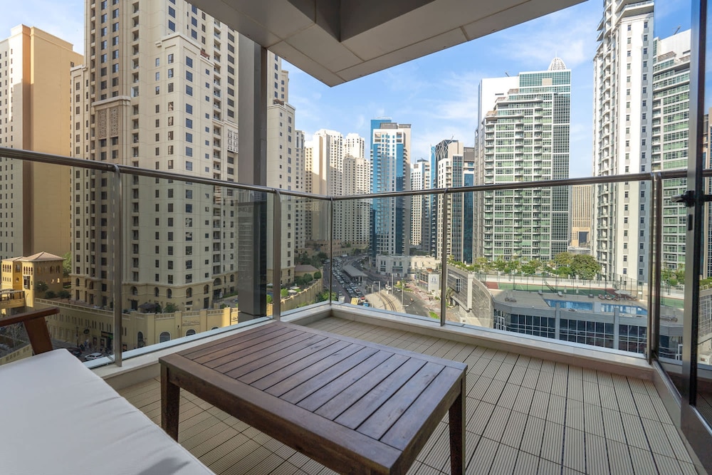 Bright and Airy 1-bedroom Apartment Perfect for 4 in Dubai Marina