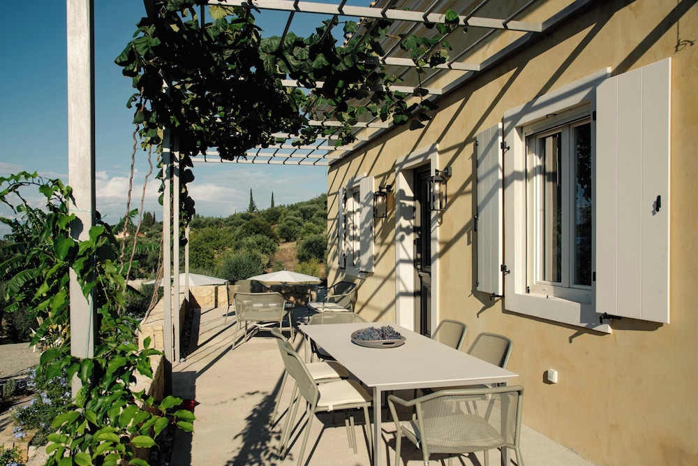 Kukutseli Country Living by White Dream