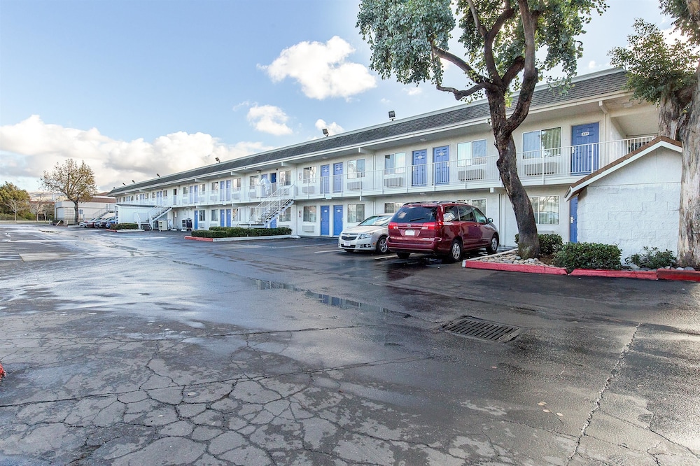 Motel 6 Hayward, CA – Silicon Valley Gateway