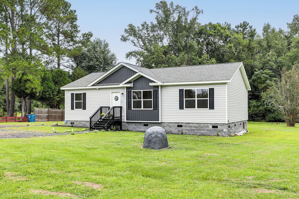 Dog Friendly, Screened Porch: St Stephen Retreat!