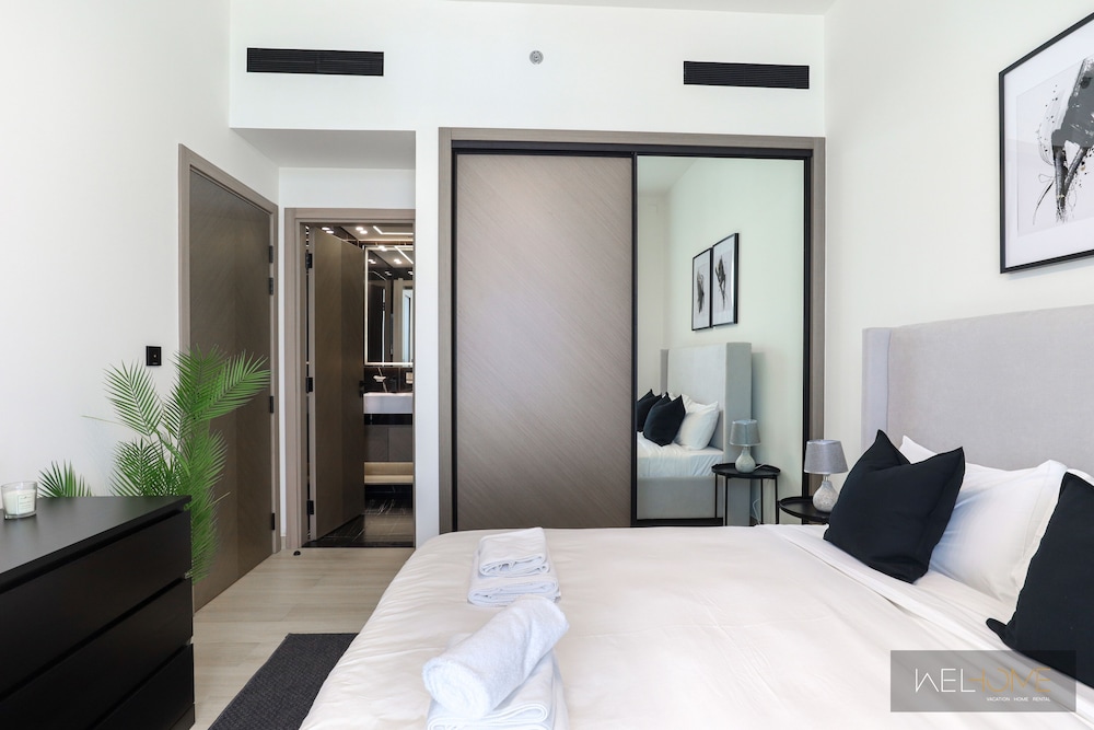 WelHome - Dubai Delight: Luxe Living 1BR at Binghatti Luna