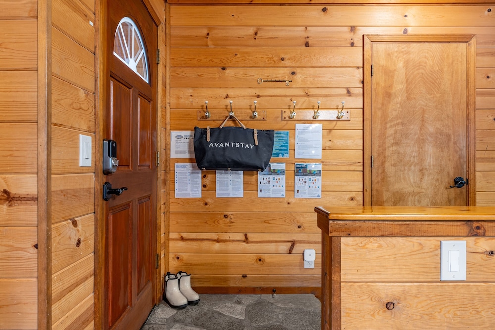 Whiskey Springs by Avantstay Classic Cabin Near Tahoe Donner Ski Area