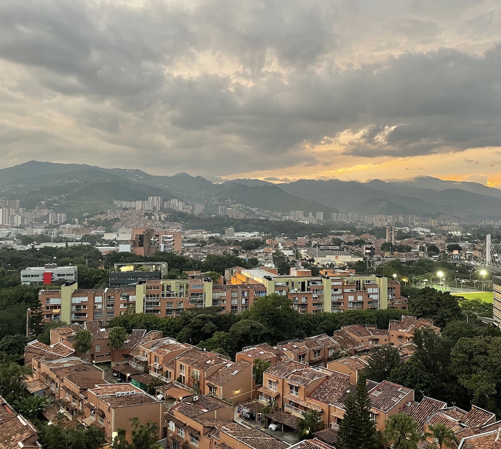Edificio Alcazar de Oviedo BY Host Medellin