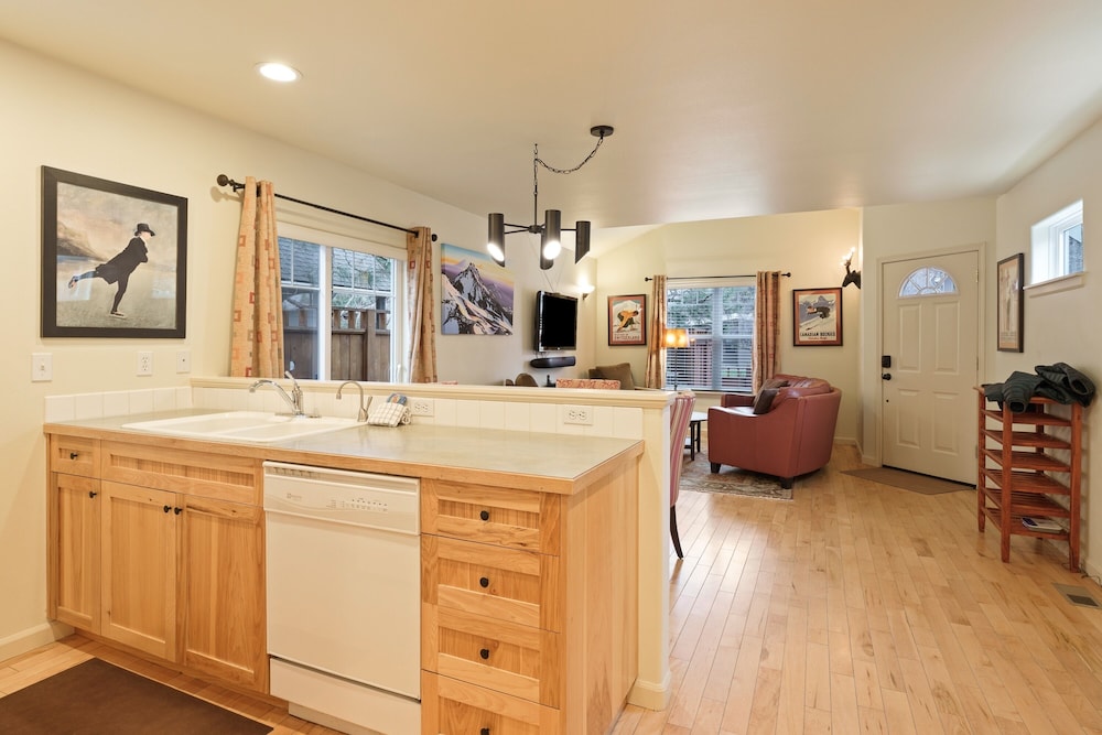 Meet Me On Milwaukee 30 Day Minimum 2 Bedroom Home