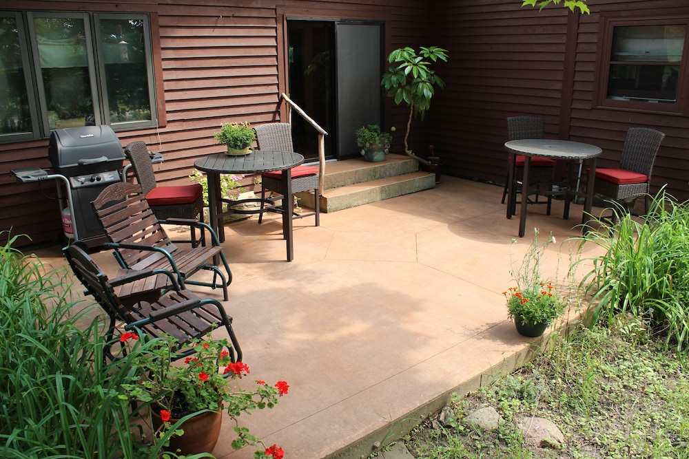 Artha Bed and Breakfast - Property Image 2