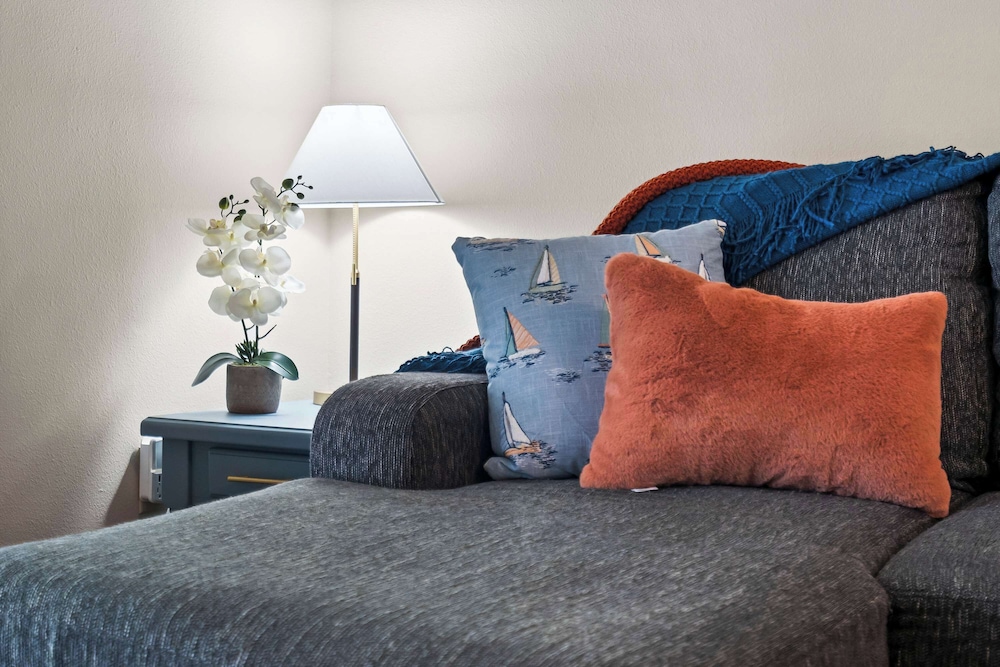 Ron's Retreat Stay for 6 With Resort Amenities