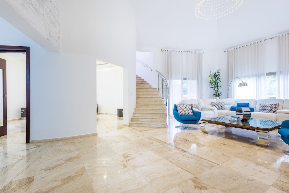Villa Desiree 5BR Cocotal Luxury Villa Pool Maid
