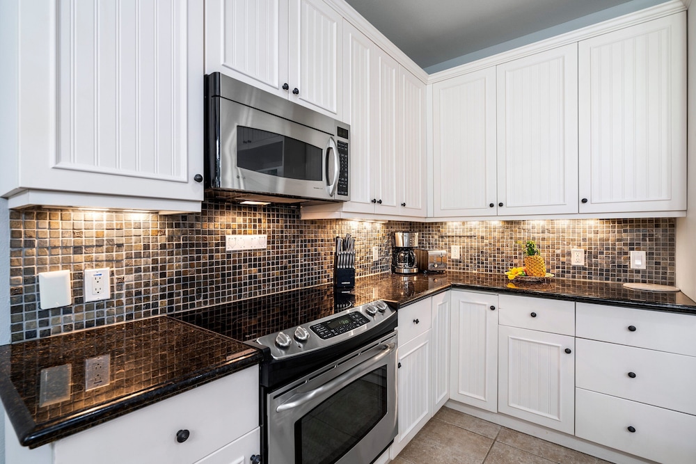 Beautiful Townhouse - Great Amenities and Spacious Lanai! Comes With Beach Pass! - Vrkcv