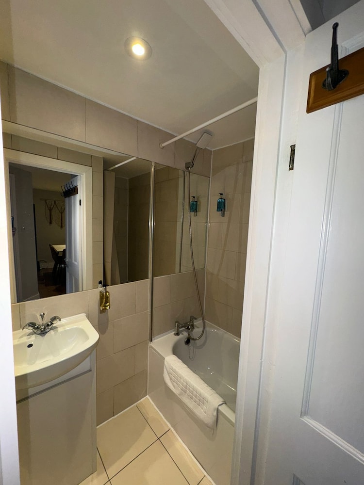 Imperial Hogarth Road Apartment