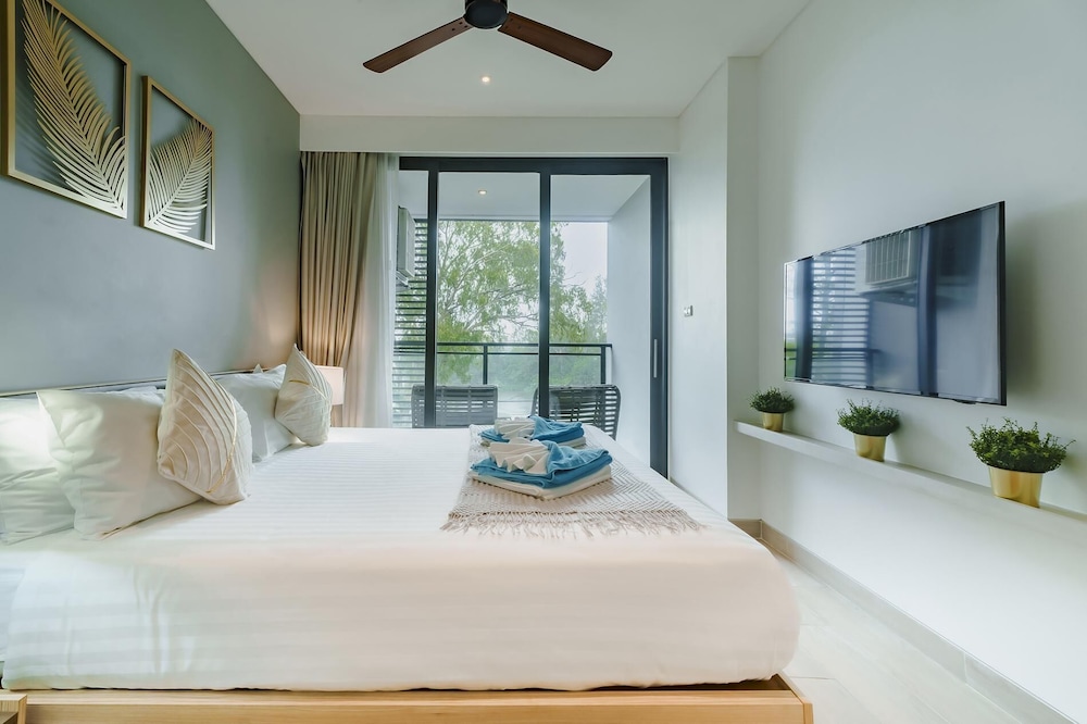 Cassia Exclusive Lake View Condo, Bang Tao Beach
