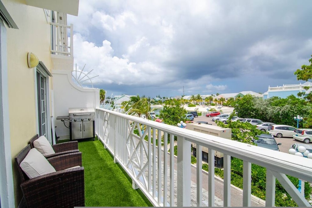 Beautiful Fam-friendly Property w Access to Sandyport Beach Resort
