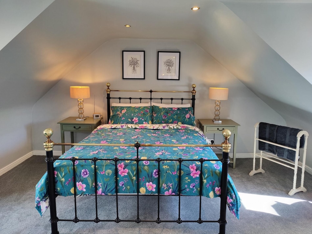 NEW Fabulous 2BD Maisonette Dunfermline, Fife view 5