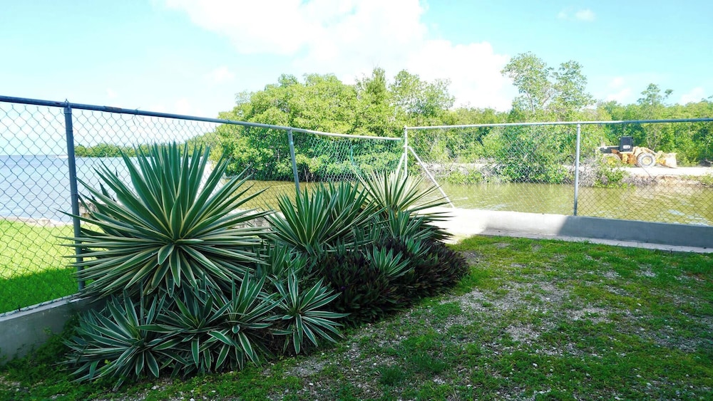 Poolside Seaview Studio With Infinity Pool & Overwater Deck Near Airport, 1st FL