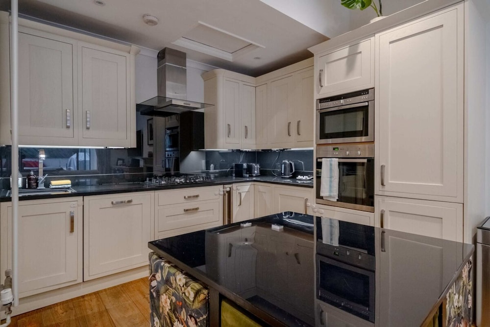 Gorgeous 2BD Flat With Patio - South Kensington!