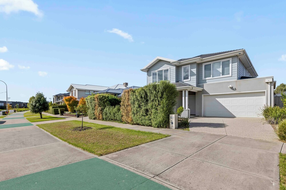 StayAU Contemporary 5BRM Families Home Point Cook
