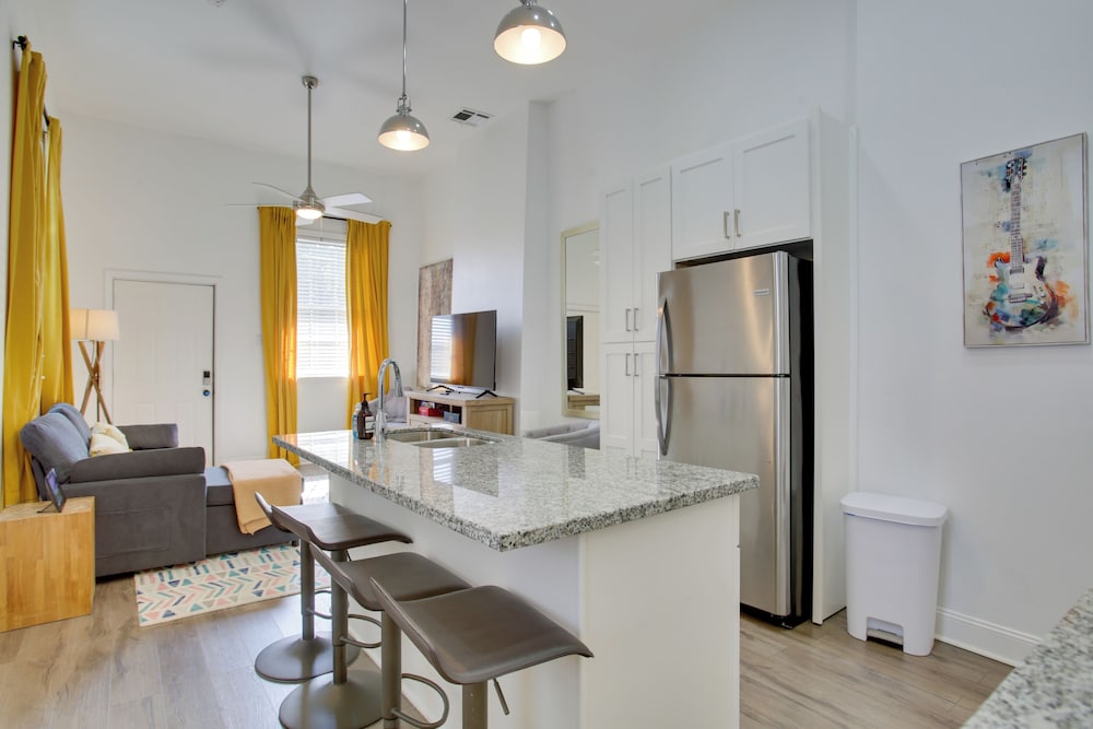 2 Mi to Dtwn: New Orleans Escape!