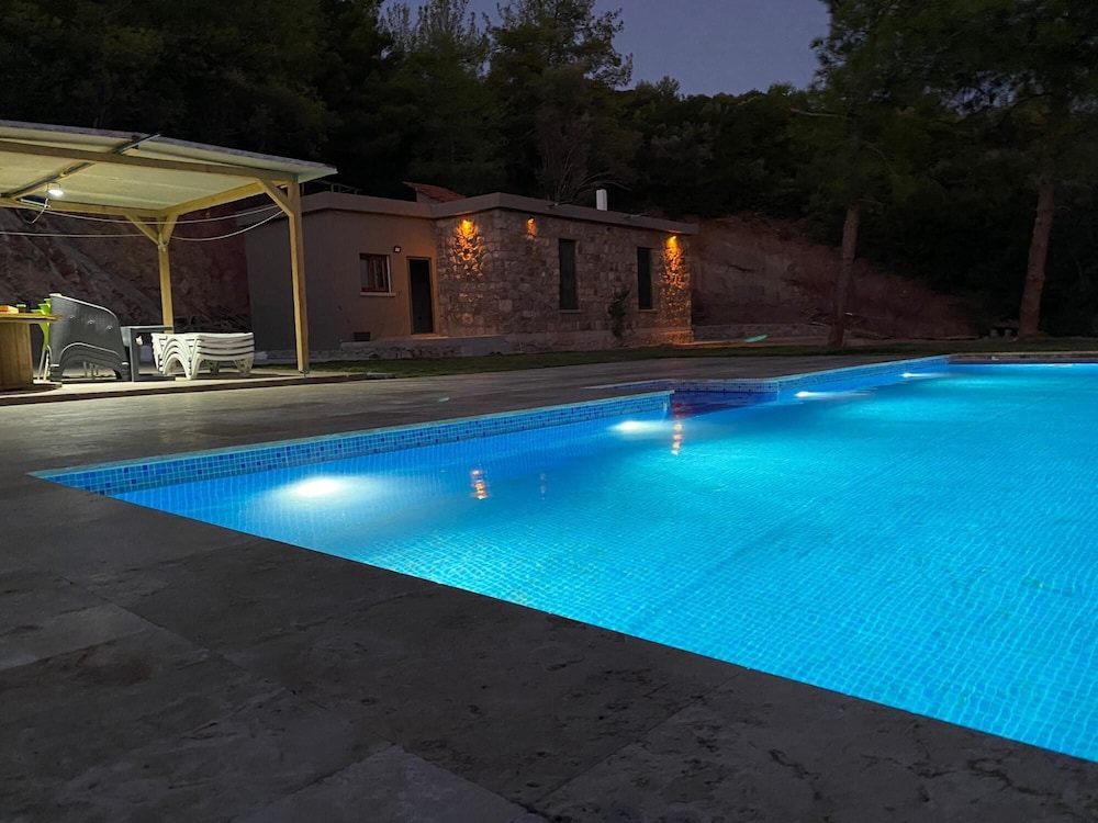 Lovely Stonehouse With Pool and Backyard in Izmir