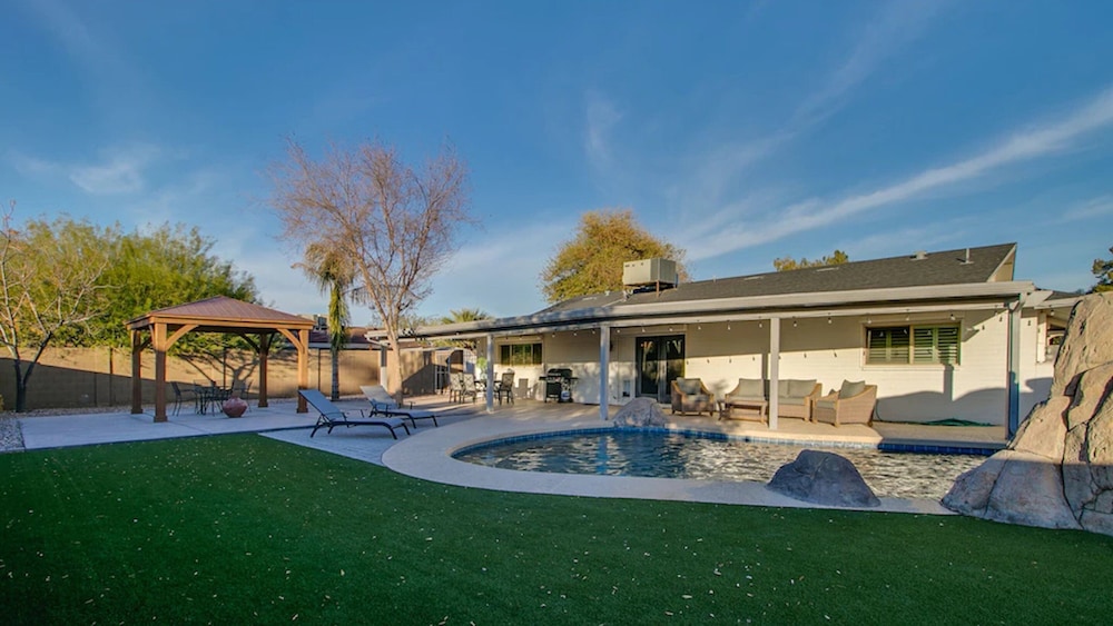 Relaxing 4 Bdrm Retreat in the Heart of Scottsdale