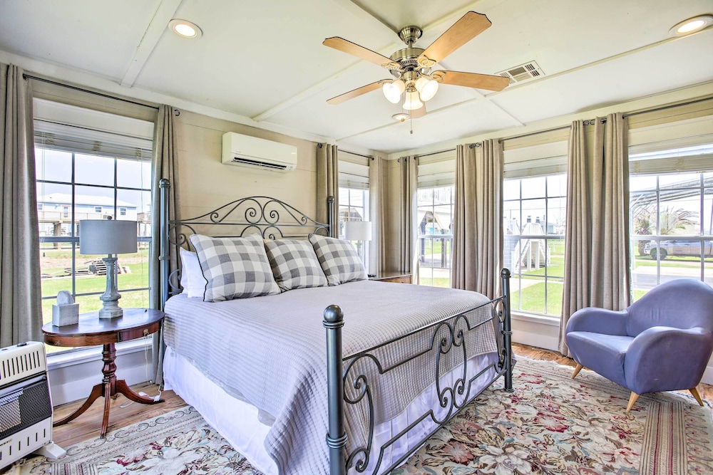 Pet-friendly Surfside Beach Home w/ Deck & Grill view 4