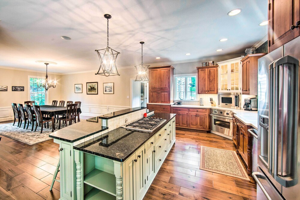 Extravagant Atglen Manor w/ Private 60-acre Land! view 4