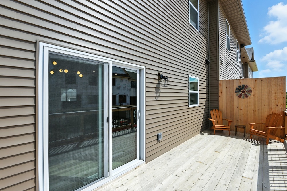 Modern Townhome Retreat In Prime Location 3 Bedroom Townhouse