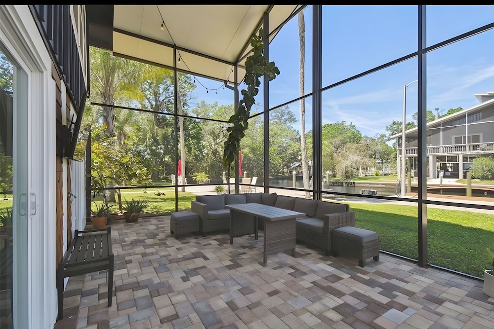 Waterfront Gem on Weeki Wachee River w/ Boat Slip!