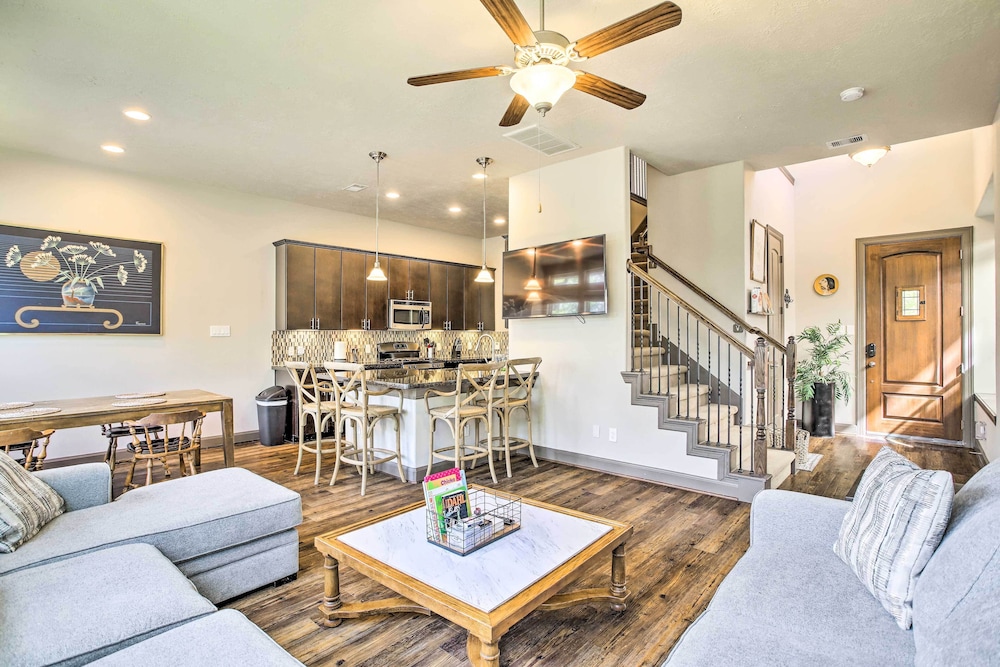 Family-friendly Spring Townhouse w/ Backyard!