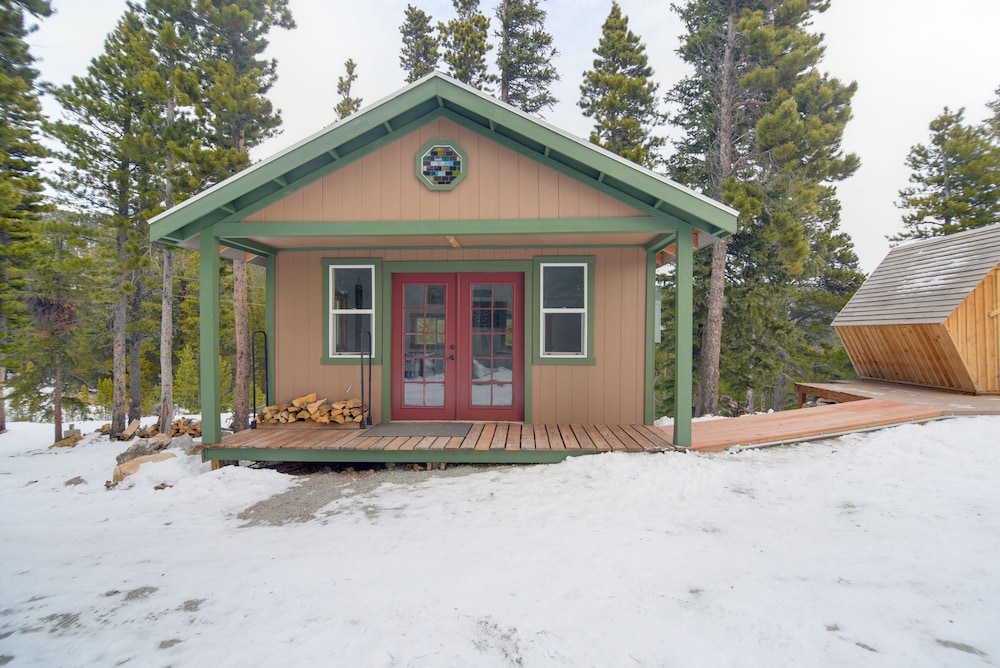 2 Mi to St Marys Glacier: Modern Cabin w/ Hot Tub