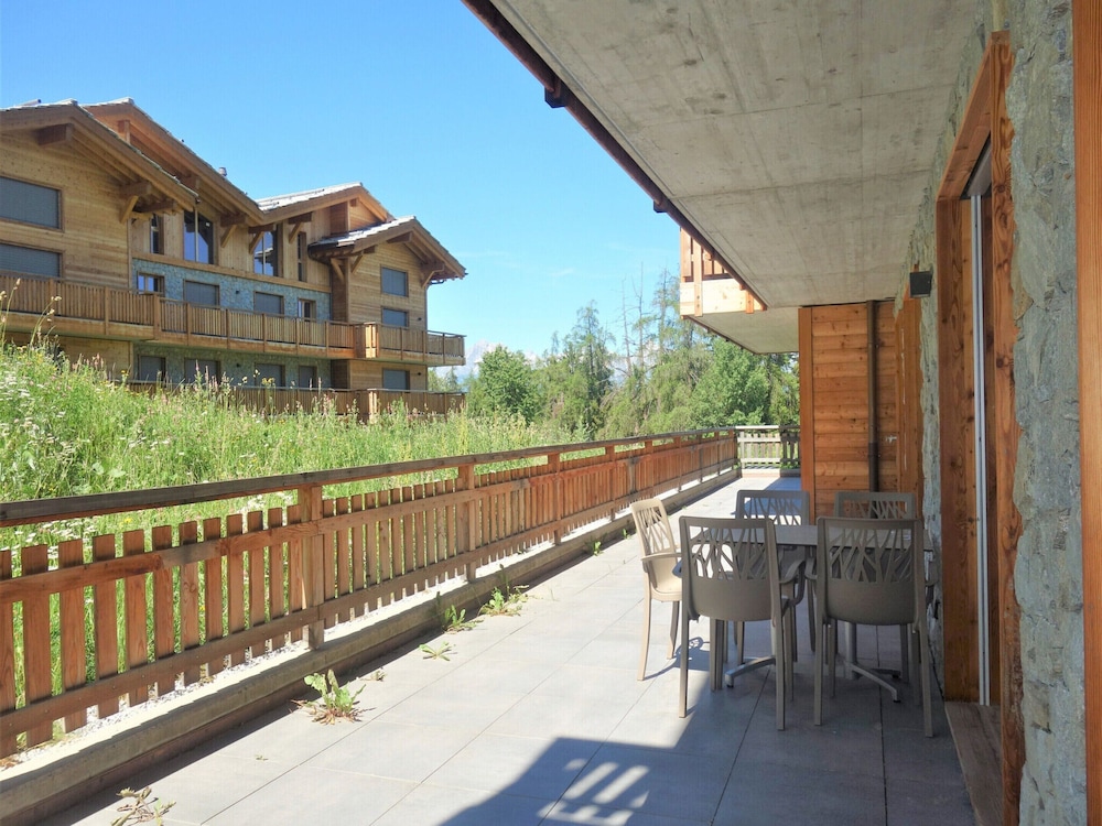 Apartment With Swimming Pool Access