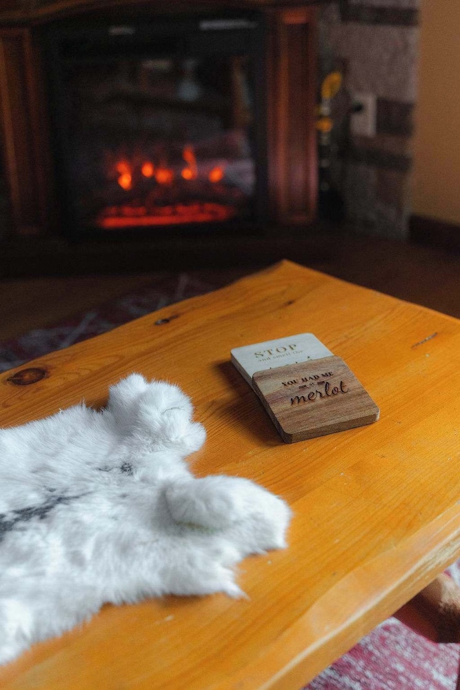 Cheerful Two Bdrm Cabin With Hot Tub & Pet Friendly