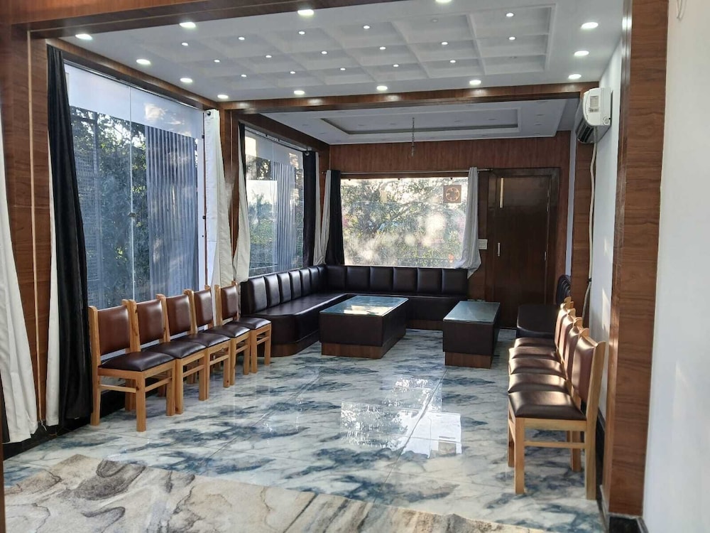 Aarav Hotel