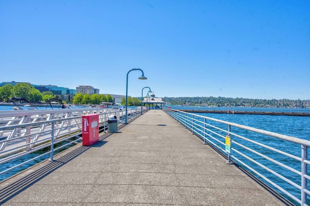 Lakeview Home in Renton, Walk to Beach, AC, Fenced