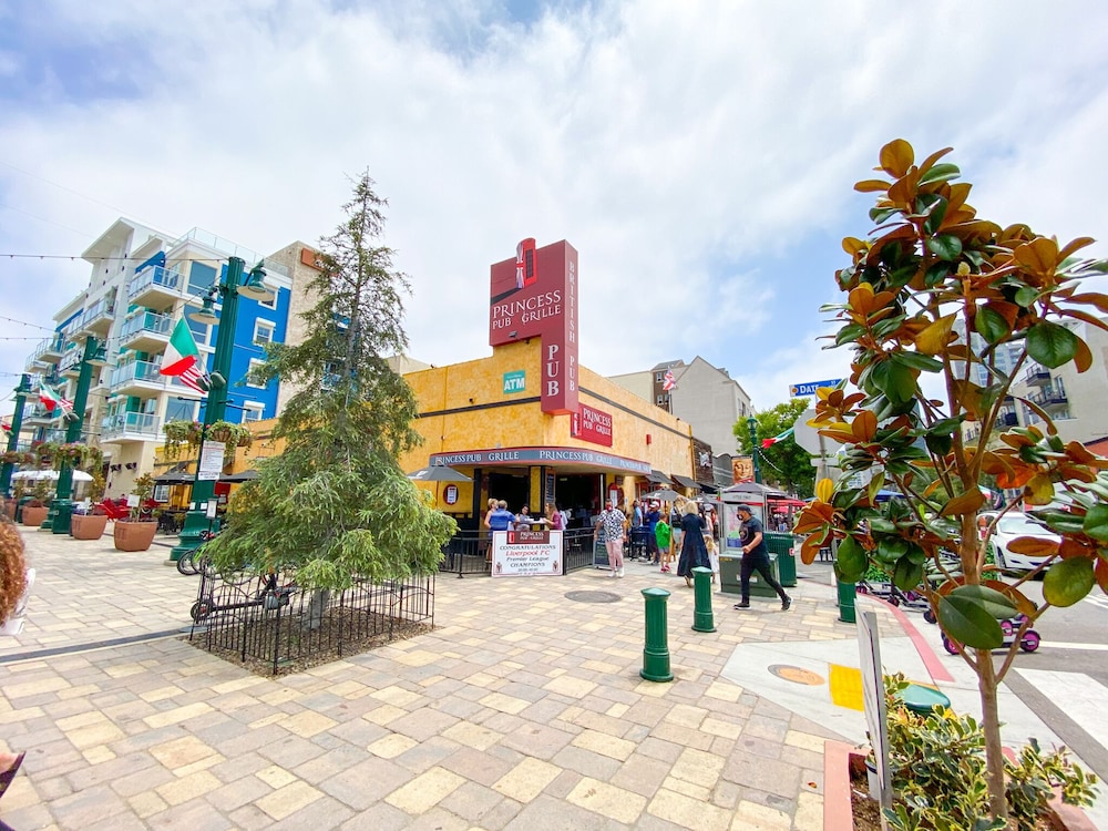 International Travelers House Hostel \- Downtown San Diego Little Italy.
