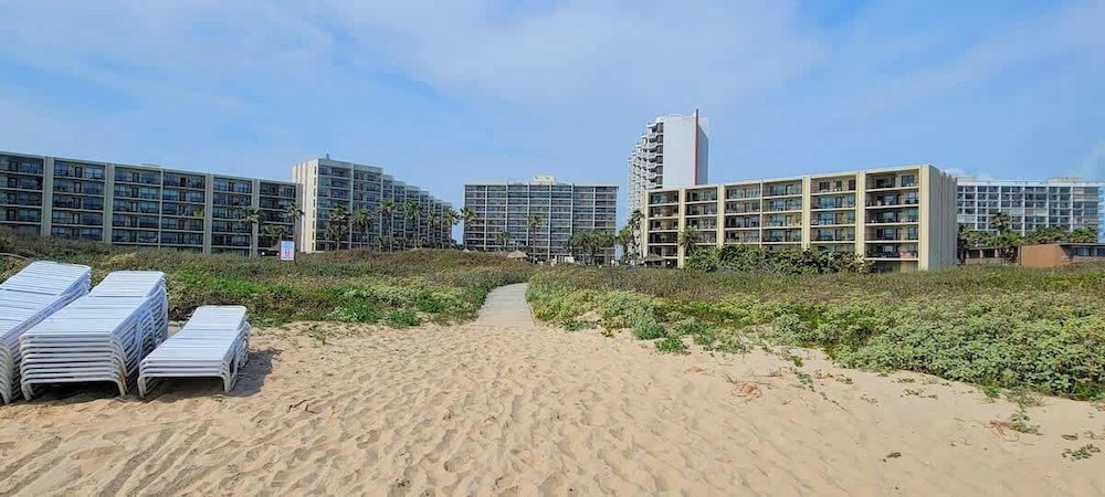 Beachfront Hotspot - New Furnishings - Pool - 1st Floor