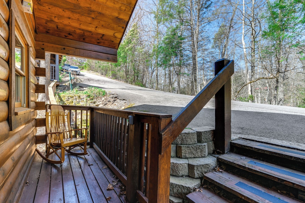 Smoky Mtn Escape w/ Hot Tub: 4 Mi to Gatlinburg!