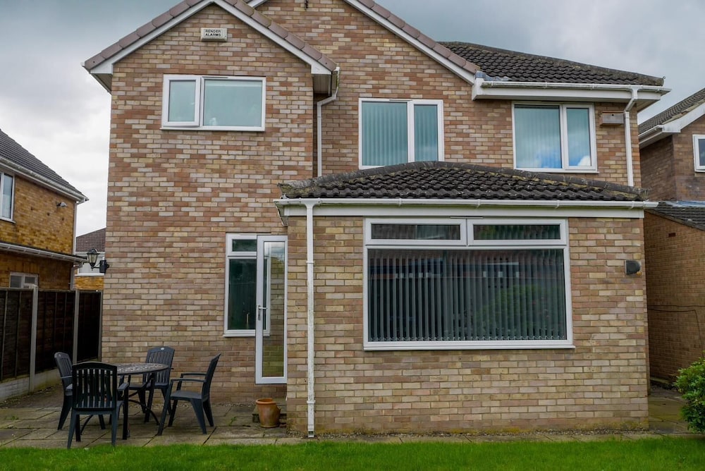Stylish 4 Bed Apartment- Private Garden & Sleeps 8