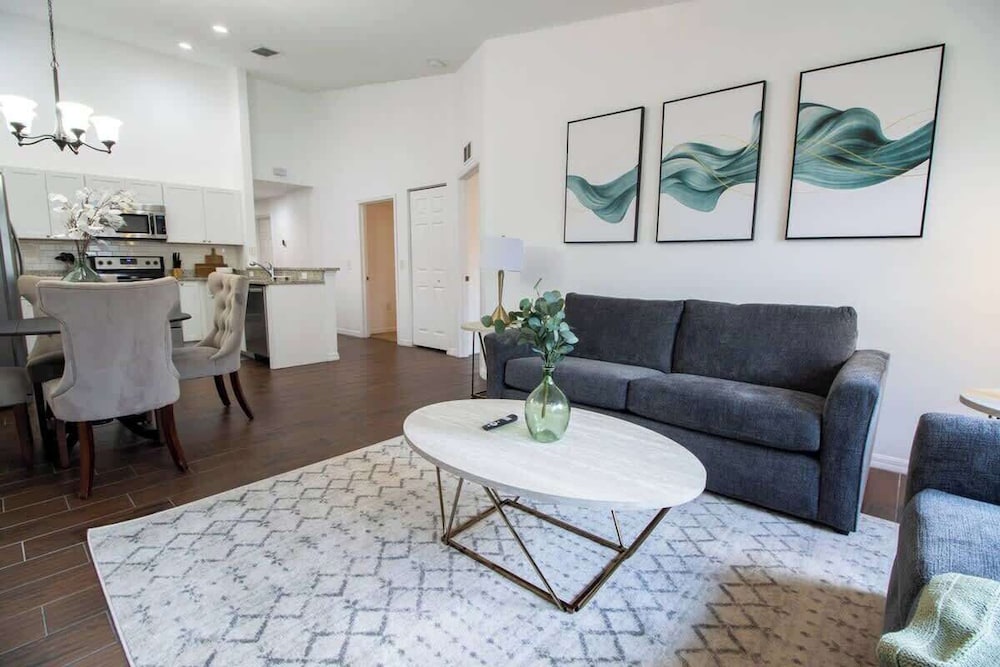 Entire Modern Home in Dade City