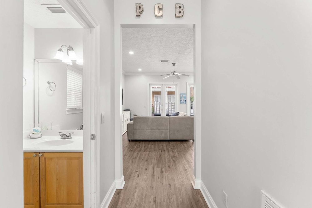 Palm Breeze Retreat Sleeps 10!