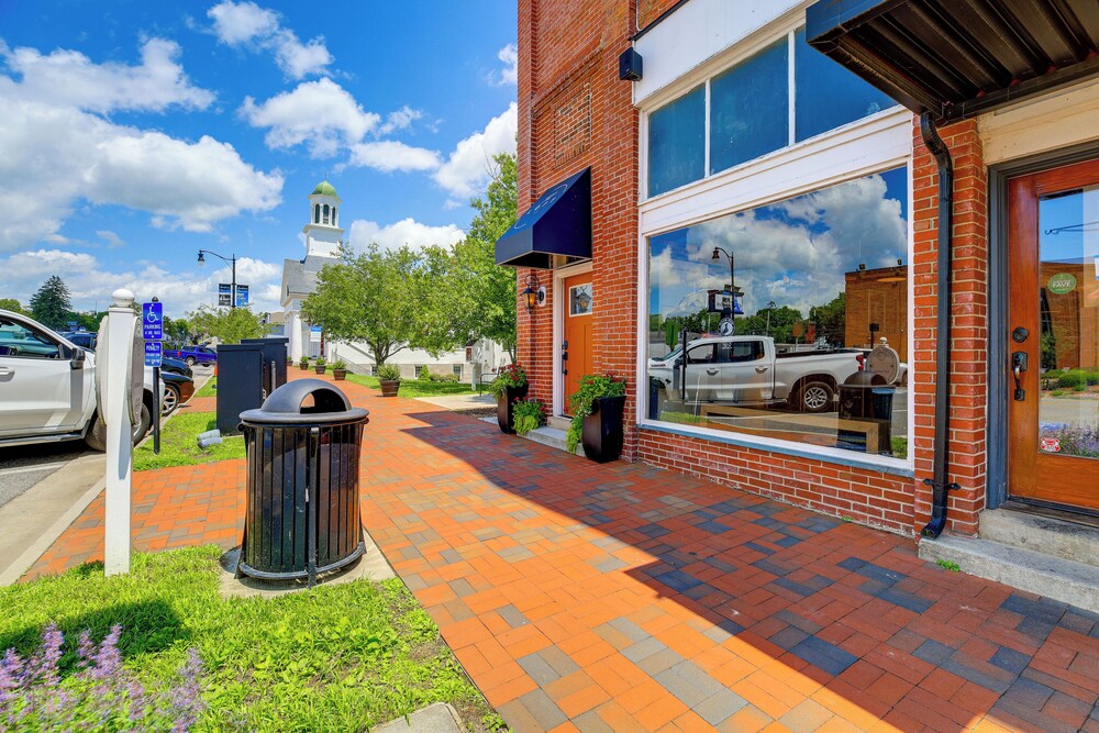 Walkable Wytheville Loft on Main Street!
