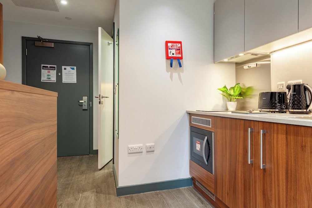 Students Only Straits Egham - 40 mins to Waterloo - Direct Bus to Heathrow