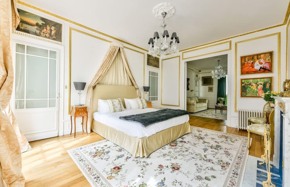 Noble Luxury Residence in the Heart of Paris