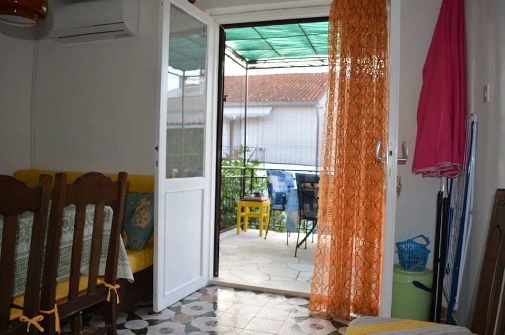 Lenka - Great Location & Free Parking - A1 view 2