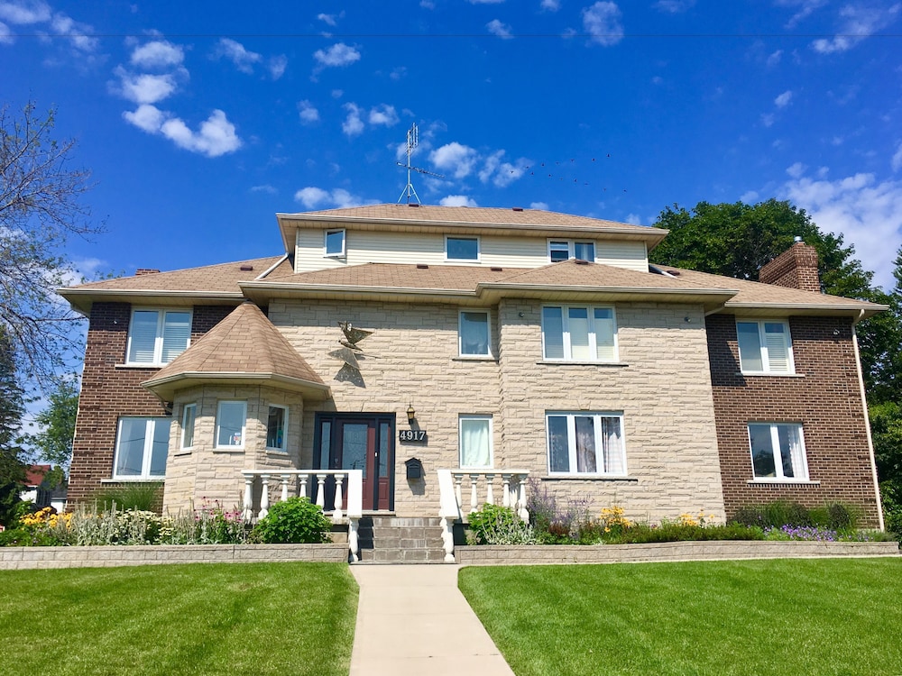 Butterfly Manor Bed & Breakfast - Image 1