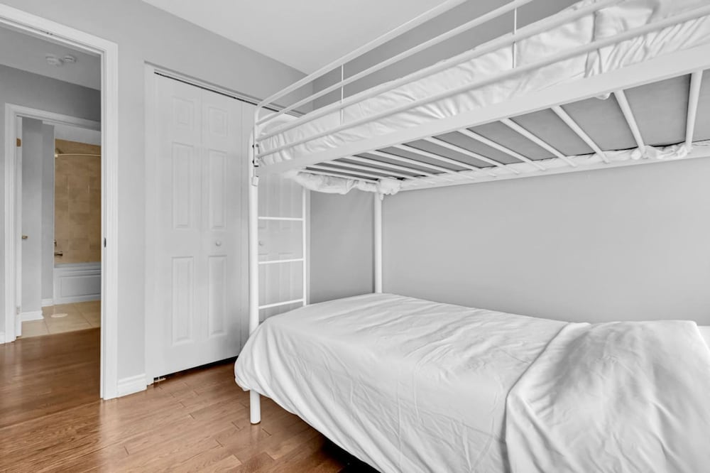 Cozy 3BR Home Parking Near Kitchener Attractions