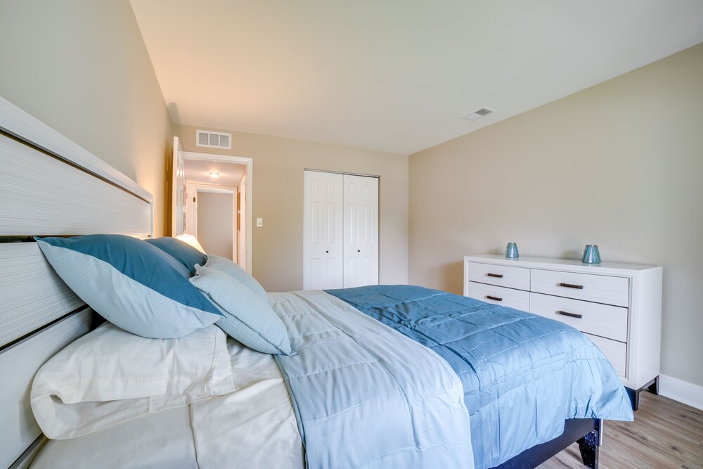 Renovated Munster Condo - 15 Mi to Lake Michigan! view 4
