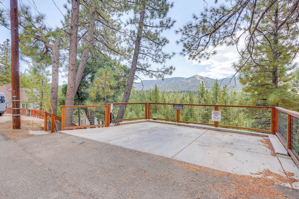 1 Mi to Skiing: Mtn-view Cabin in Big Bear Lake