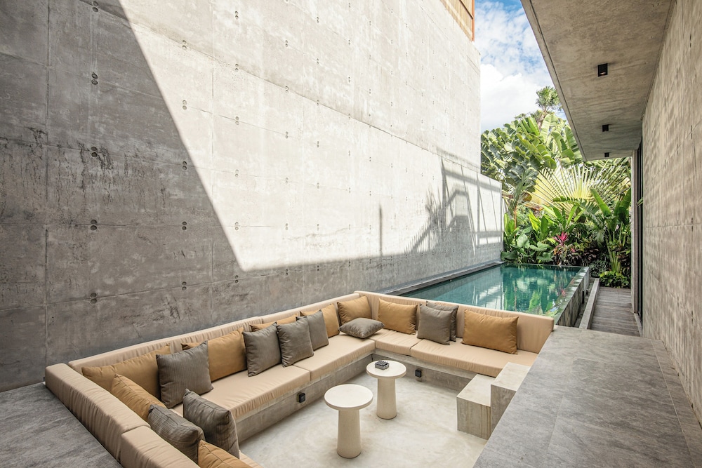 Modern 4BR Canggu Retreat Just 8mins to the Beach