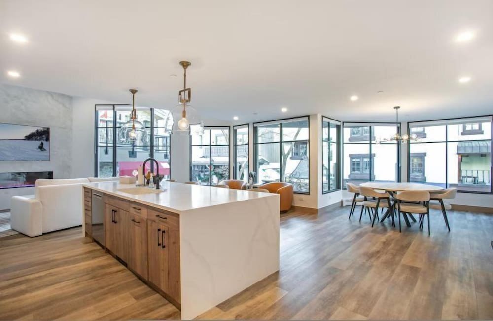 Diamond-rated 2BR Condo in Heart of Vail Village - Center Place