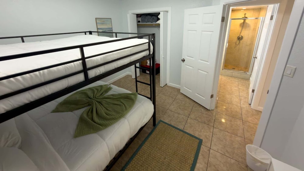 Sleeps 10 Direct Beach Heated Pool 3 Bedroom Apts