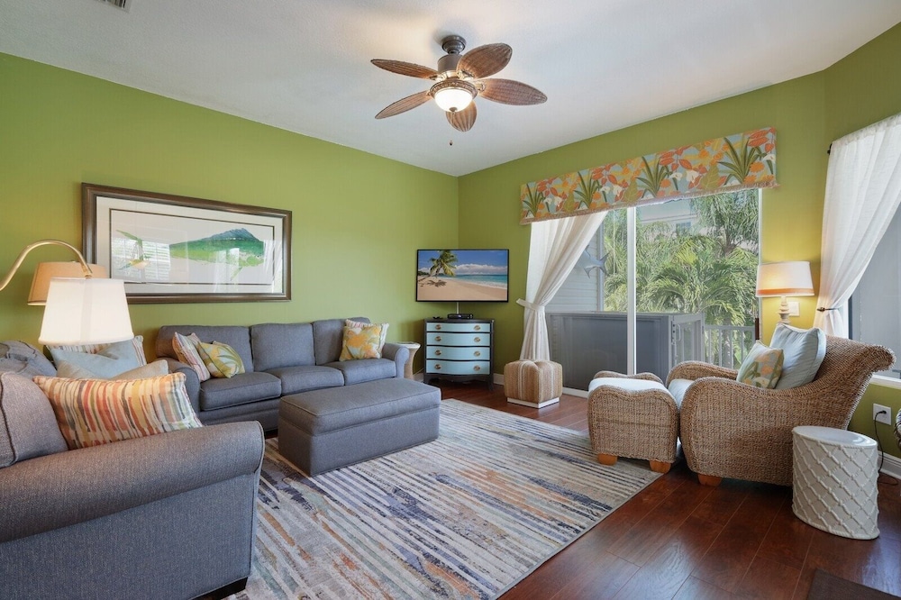 Sunkissed 3 Bedroom Townhouse by RedAwning